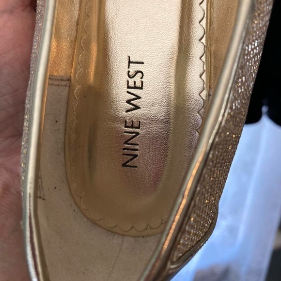 Nine West Gold Women's Flats with a Gold Flower Detail 5 1/2 - Picture 6 of 8